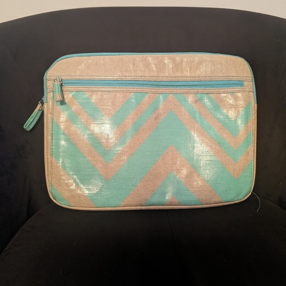 Chevron print Laptop/Chromebook sleeve case. - Picture 1 of 10
